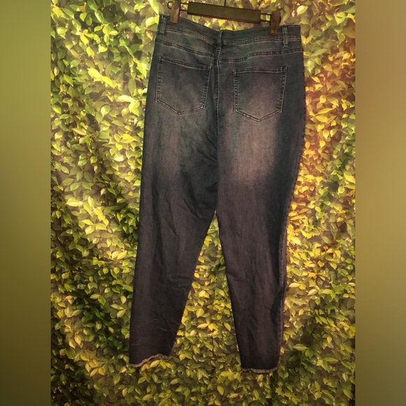 Stylish Blue Button-Embellished Jeans - Picture 14 of 14